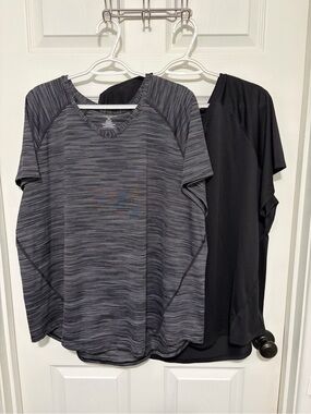 tek gear Group Of 2 Women’s Short Sleeve Active Tops